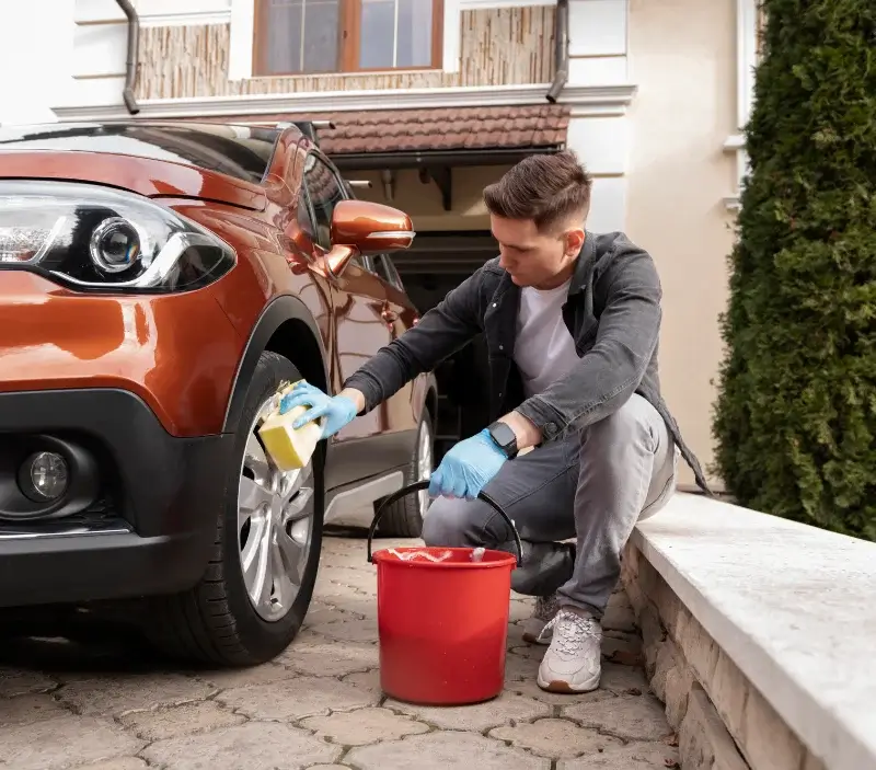 Lavage auto à domicile Bélarga : professionnel intervenant sur un véhicule